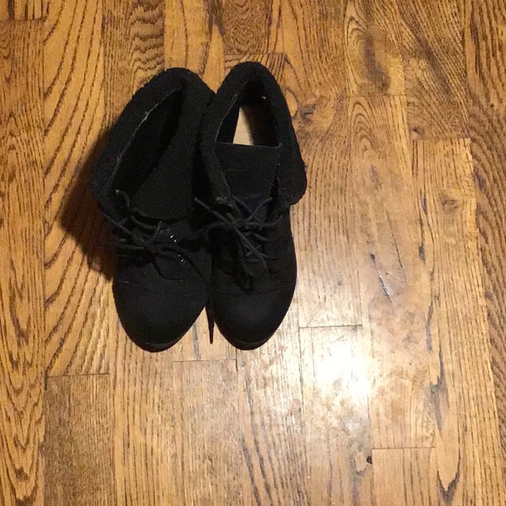 Girl’s heeled black ankle boot